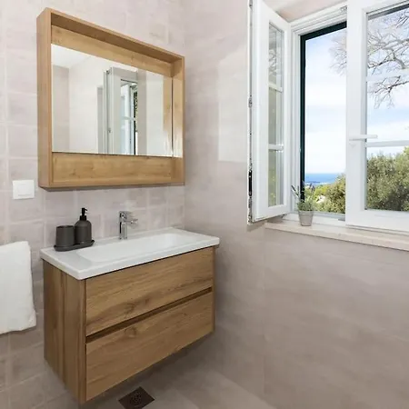 Beautiful New 3-bedroom House, Near Cavtat,parking *